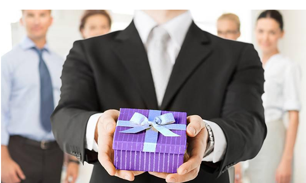 8 Tips to Send Gifts to Business Contacts for Improved Relationships